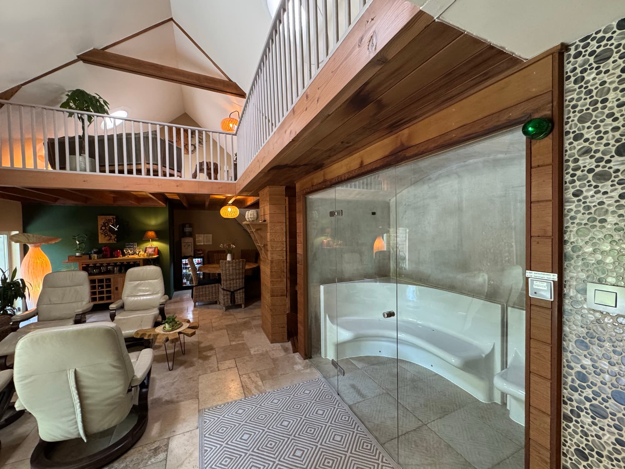 Warme indoor wellness met relaxzetels en glazen hammam