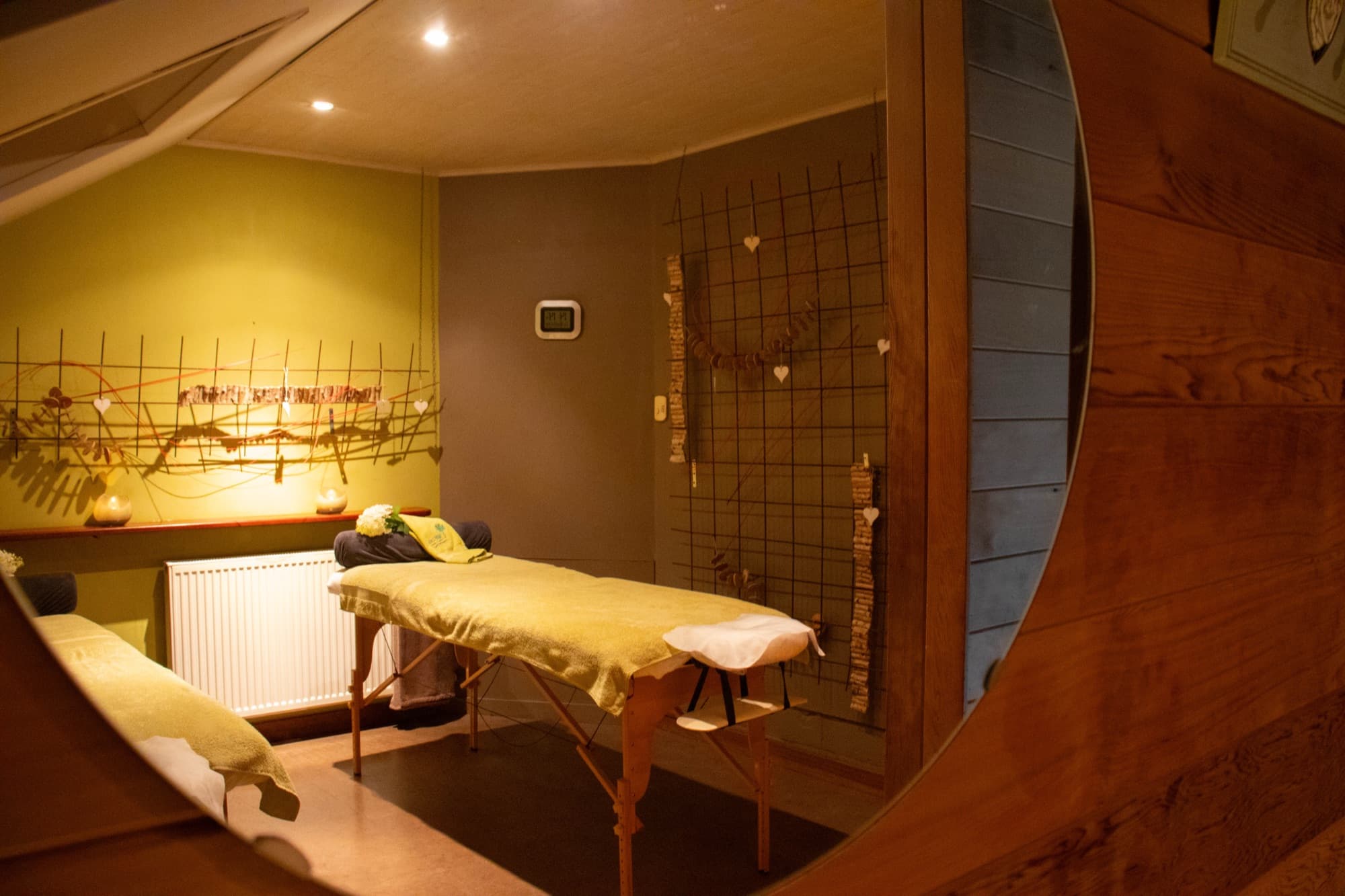 Massagetafel in de sfeervolle massageruimte
