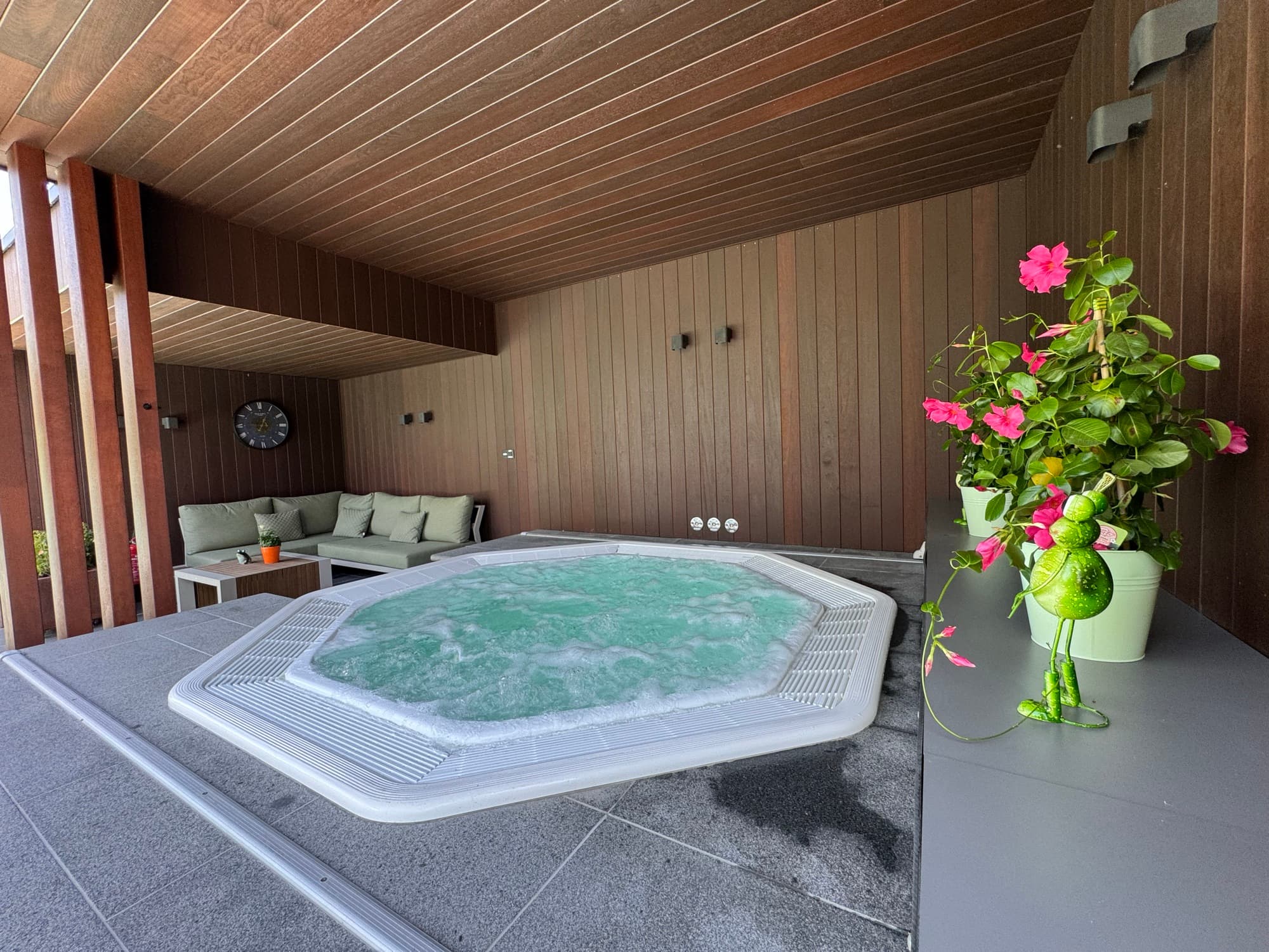 Overdekte jacuzzi met zicht op de tuin