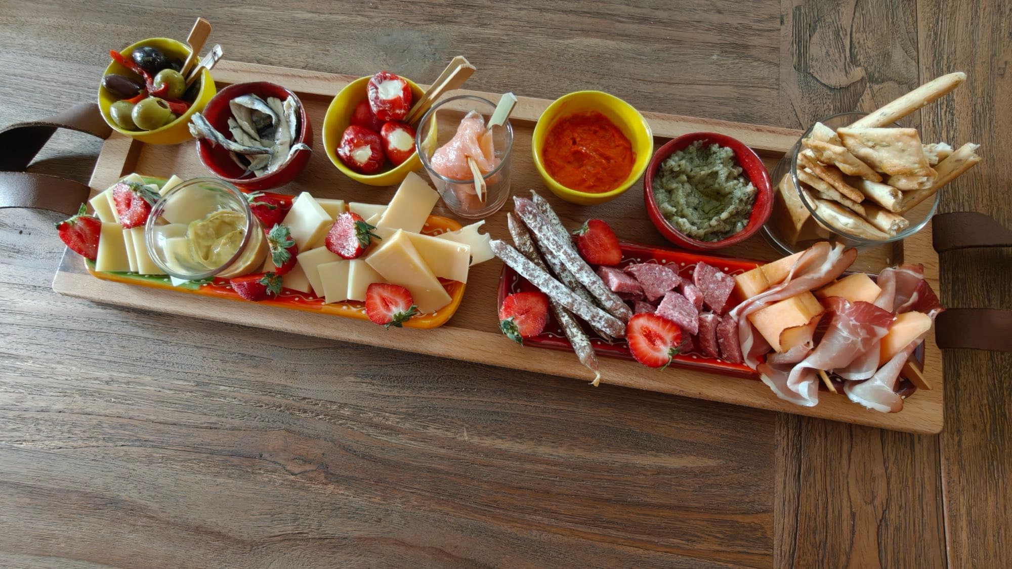 Hapjesplank met kazen, charcuterie, olijven, dips en soepstengels